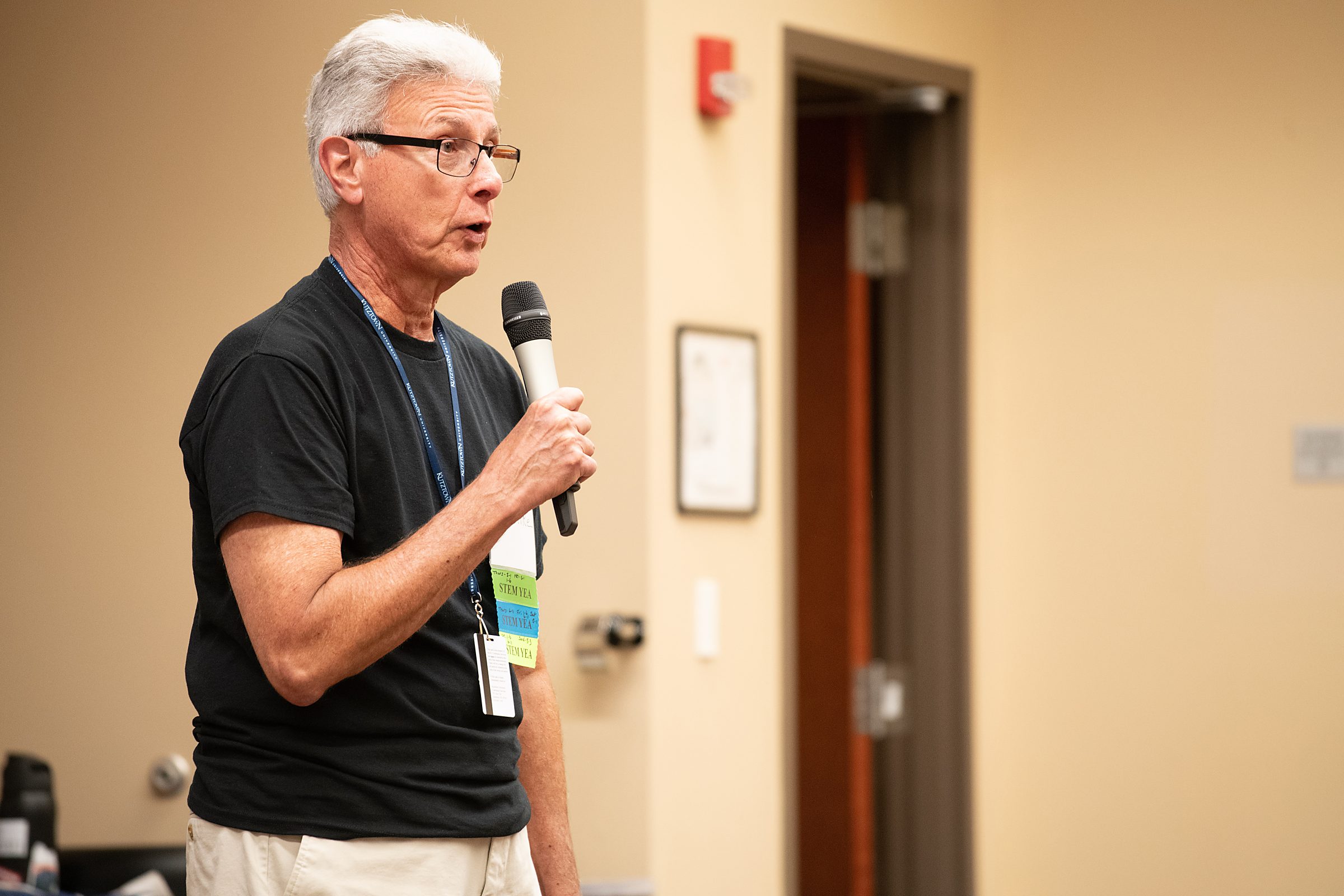 Michael Seidner, MD, leads the White Coat Ceremony, sharing his own path into medicine.
